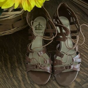 CROWN VINTAGE brown sandals in size 8M.